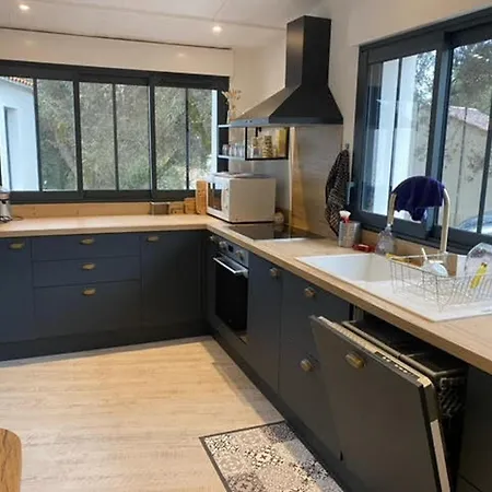 Moderne Pour 8 Pers. A 800m De La Avec Grande Terrasse Et Jardin - Fr-1-778-23 بيت للعطل